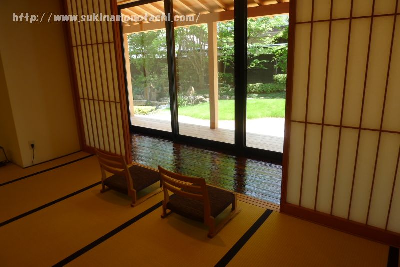 諏訪湖畔に建つ温泉旅館　萃 sui-諏訪湖のロビーにある椅子、椅子に座って景色を眺めることができる